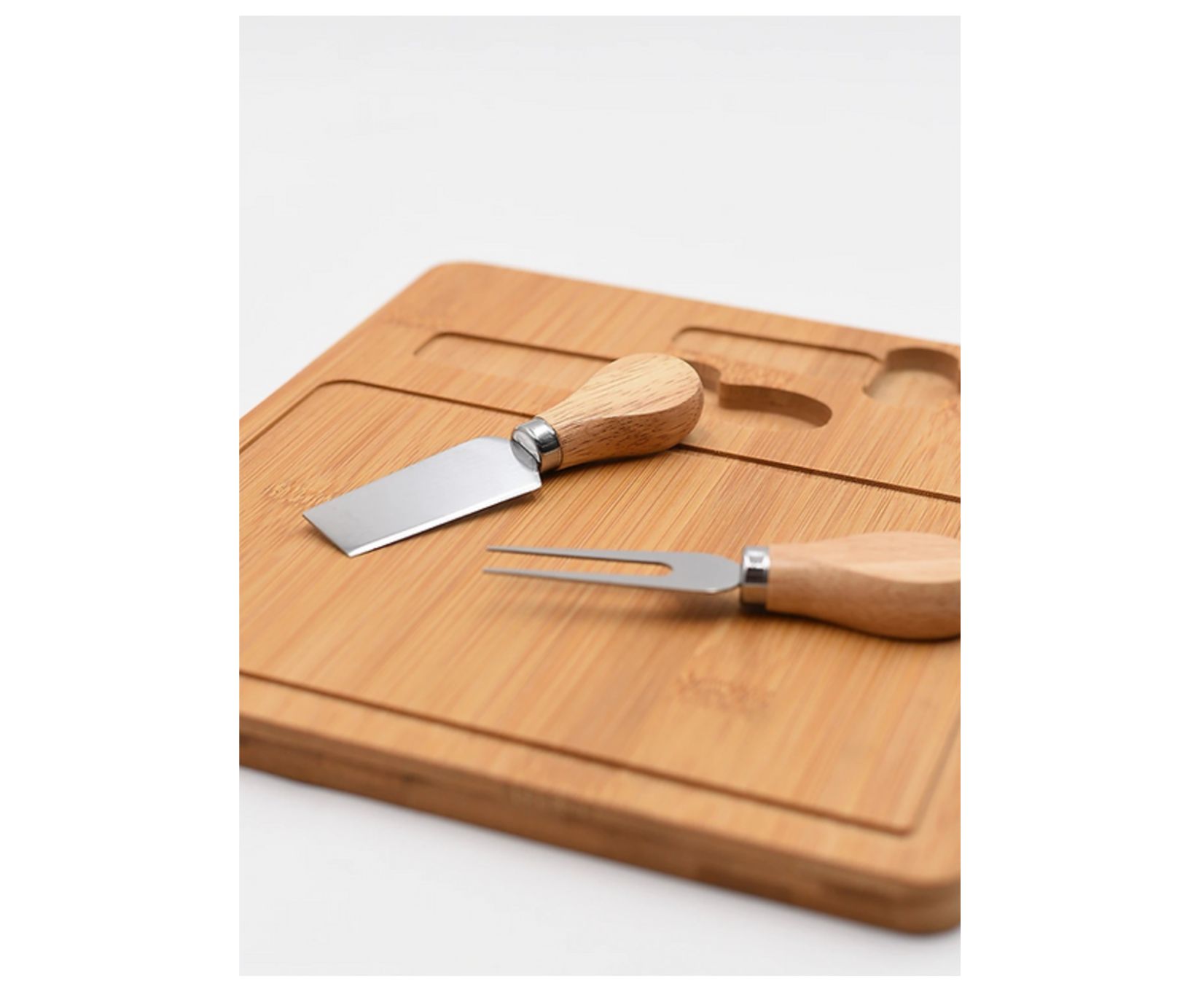 Tabla de bamboo para picadas con cubiertos 29x24.5x1.8cm