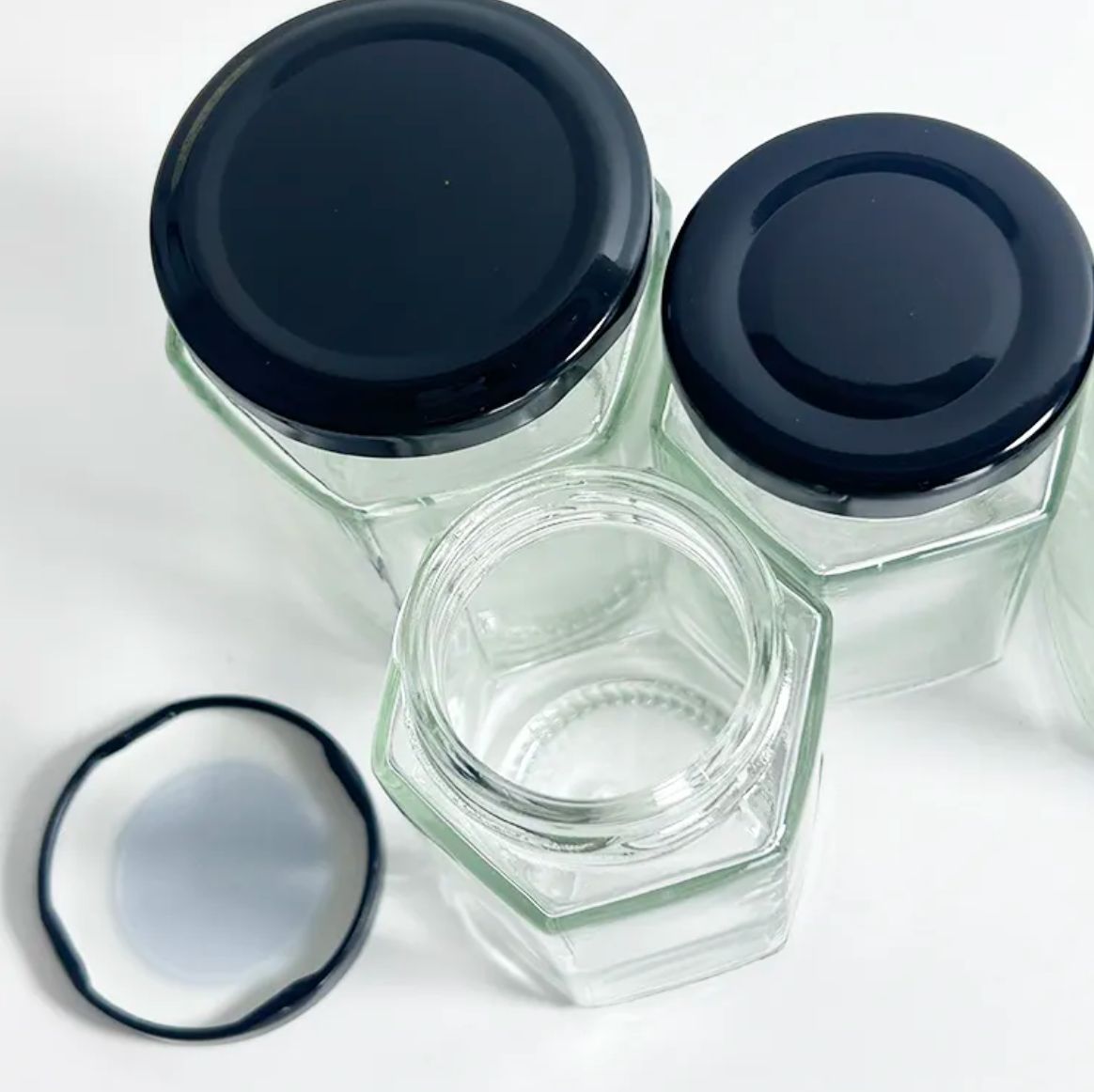 Frascos Hexagonales en Vidrio con tapa de Rosca Negra 280ml