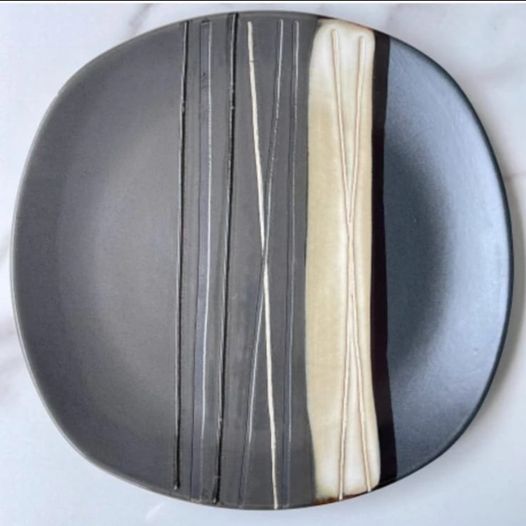 Plato Ceramica grande Gris acanalado con textura 28cm