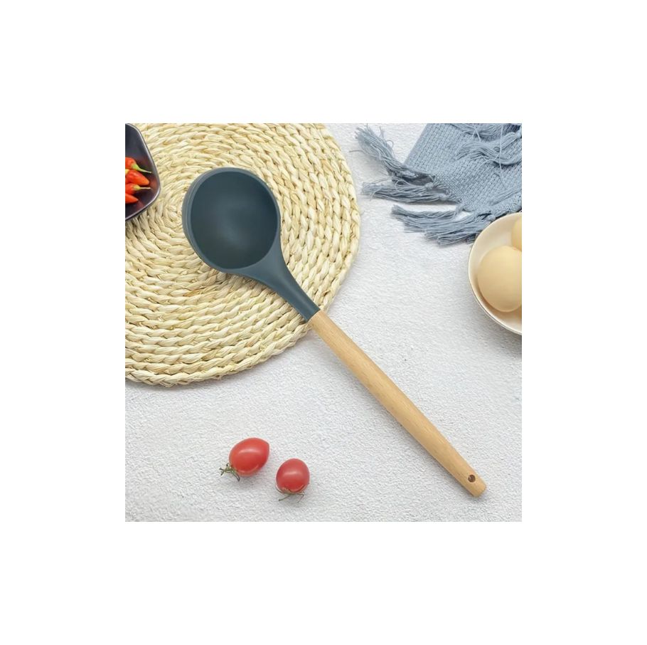 Cucharón de silicona con mango de bambu32x8cm.