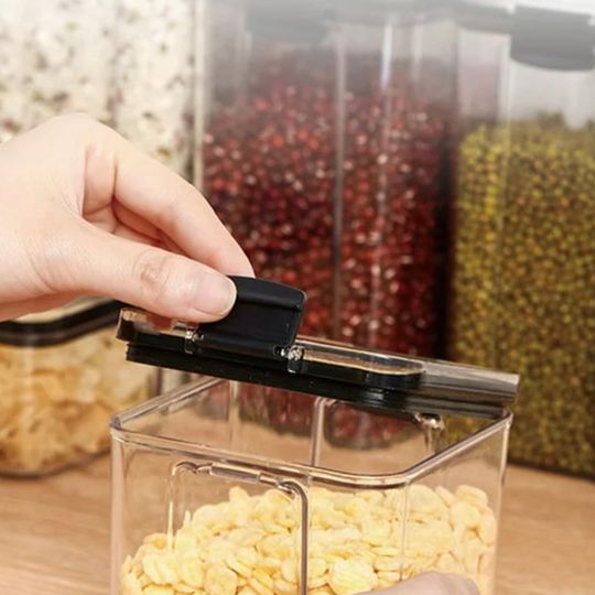 Contenedor hermético con clip PET, base cuadrada. 700ml 10,4x10,4x9,5cm.