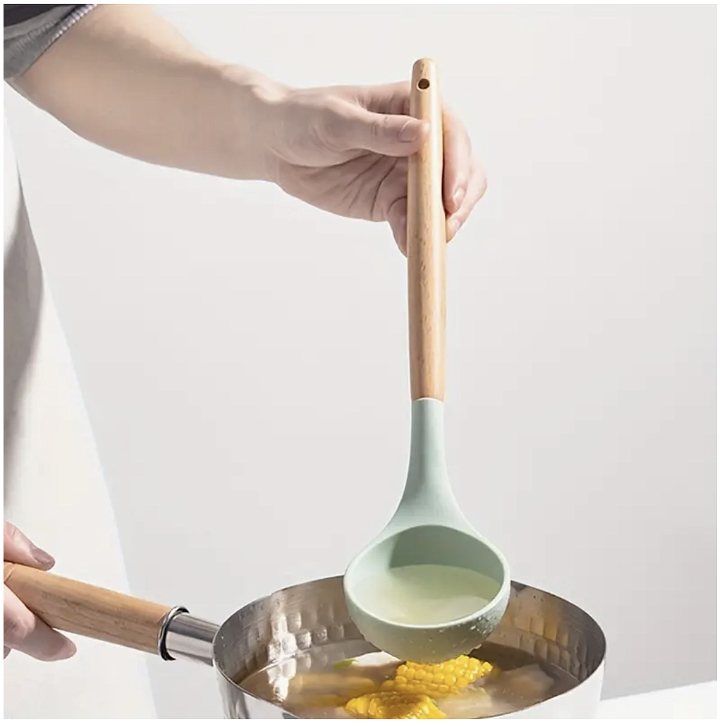 Cucharón de silicona con mango de bambu32x8cm.